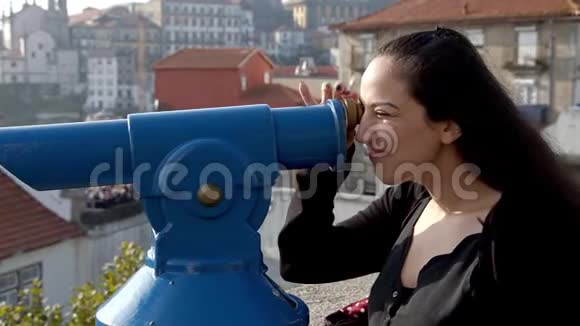 年轻女子到葡萄牙波尔图观光视频的预览图