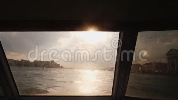 船驶向威尼斯的岸边从前舷窗可以看到夕阳视频的预览图