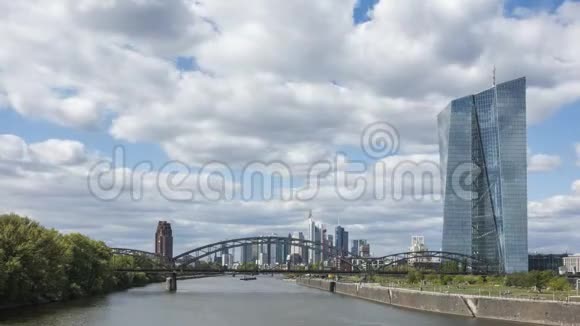时间推移在法兰克福的城市景观上移动云层视频的预览图