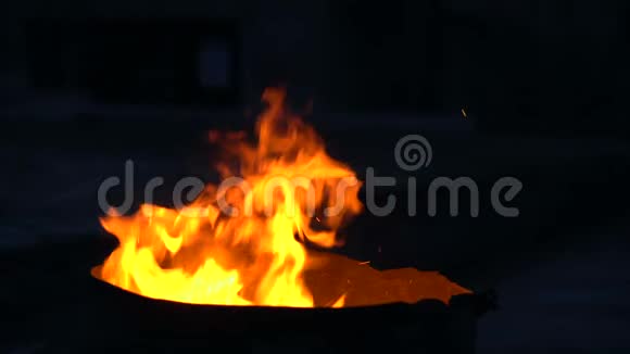 为无家可归的人在暖桶里燃烧的火焰视频的预览图