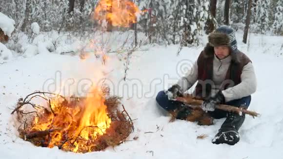 男子开始冬季篝火视频的预览图