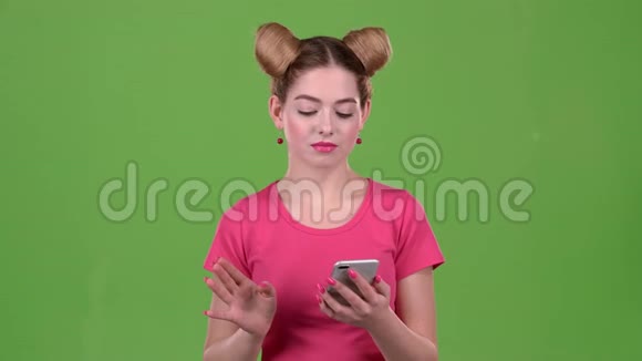 青少年在智能手机上竖起大拇指绿色屏幕慢动作视频的预览图