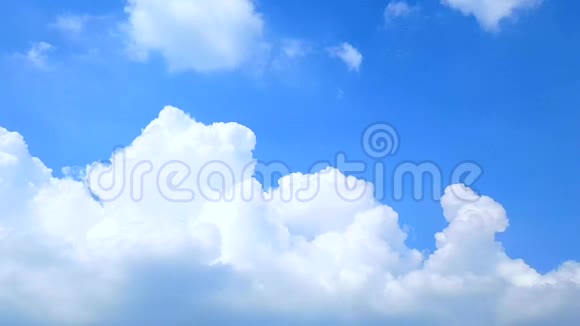 蓬松的白云蓝天时光流逝移动云背景云天时光流逝美丽的云景与大时间l视频的预览图