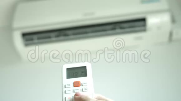 空调是一种无线遥控器在手中调节室温4k用手按压视频的预览图