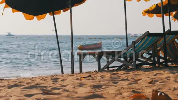 木制阳光床与伞在沙滩对海泰国芭堤雅视频的预览图
