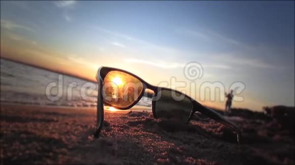 海滩上的太阳镜广告视频的预览图
