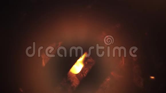 篝火点燃火焰木棍发出橘黄色的光视频的预览图