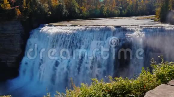美丽的吉纳塞河河岸上覆盖着秋天的森林莱奇沃思州立公园4K10位视频视频的预览图