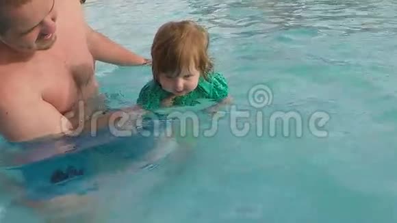 父亲教女婴游泳视频的预览图