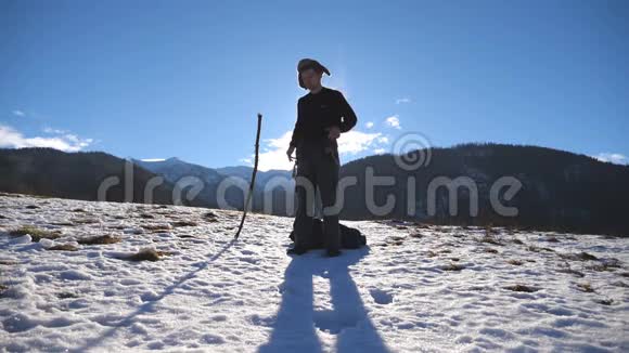 年轻快乐的人在冬天的山上跳舞很有趣盖伊在雪域风景的背景下跳舞男性游客视频的预览图