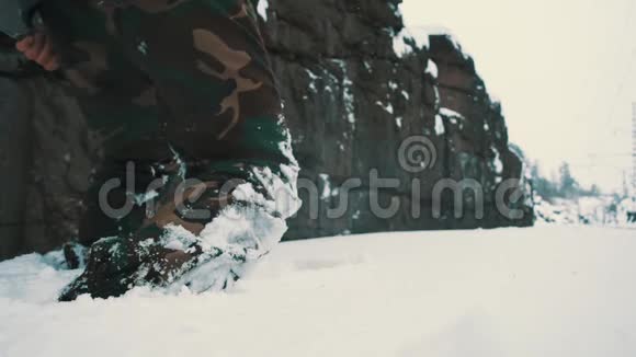 冬天的时候人们在荒野中滑雪视频的预览图
