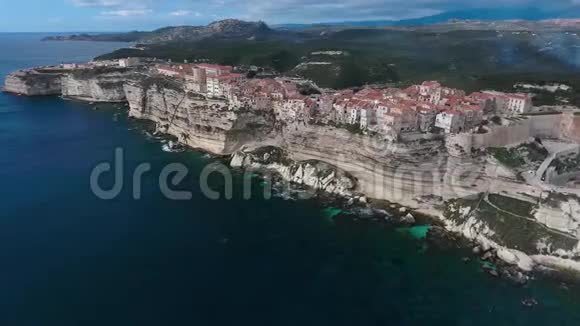法国科西嘉岛上陡峭的悬崖和博尼法西奥市的鸟瞰图视频的预览图