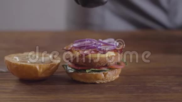 做汉堡特写的厨师的手美味的食物准备视频的预览图