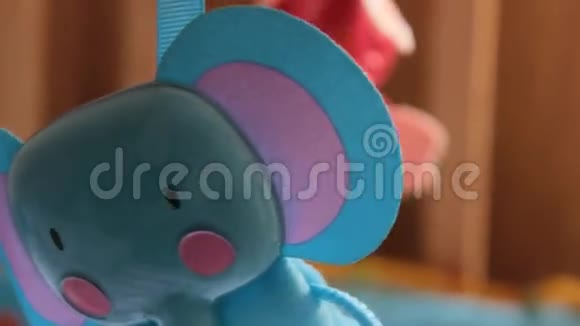 婴儿车上悬挂的玩具视频的预览图