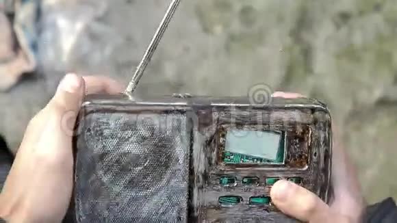 雨中的旧收音机视频的预览图