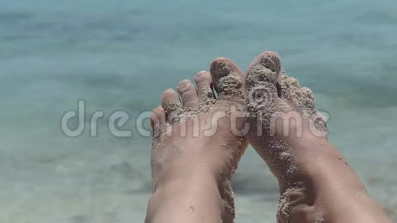 海水沙滩赤脚特写视频的预览图