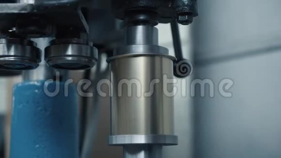 生产中滚动罐的特写视频的预览图