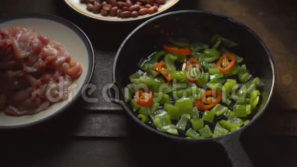 鸡块豆子胡椒和辣椒在煎锅里特写视频视频的预览图