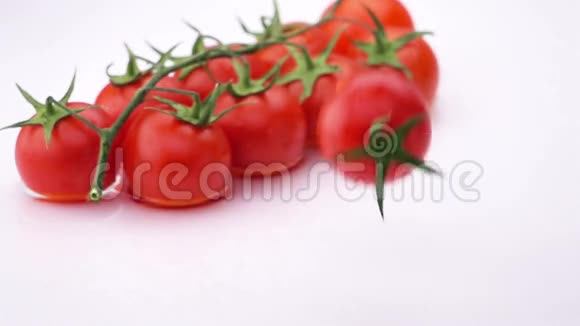 成熟的西红柿落在桌子上视频的预览图