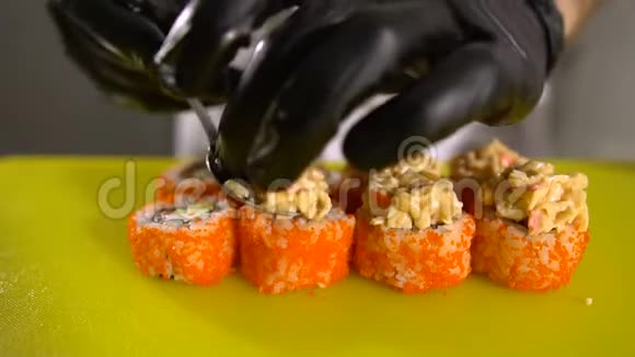厨师的手准备日本菜厨师做寿司准备寿司卷放一个很好吃的馅视频的预览图