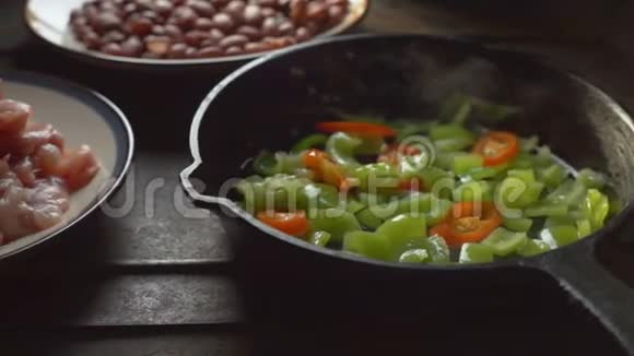 鸡肉豆子煎锅里的青椒和辣椒视频视频的预览图