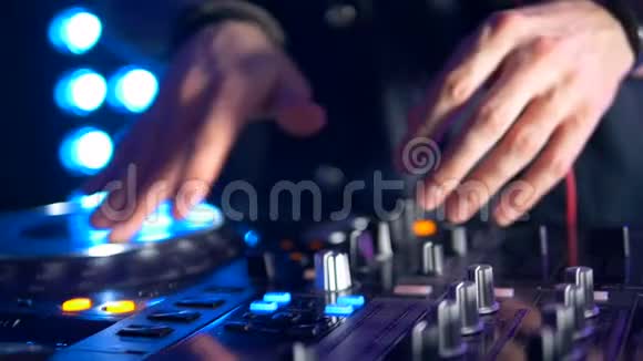 DJ的手旋转转盘并增加音量视频的预览图