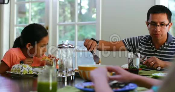 家庭成员在餐桌上吃早餐4k视频的预览图