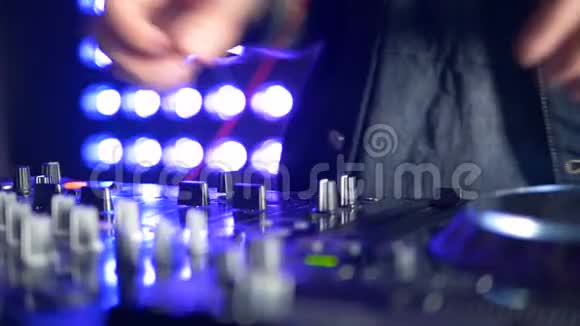 纤细的DJ手操作混音台设置视频的预览图