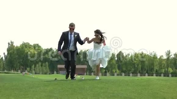 新婚夫妇在慢跑视频的预览图