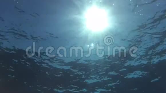 水下拍摄的4K射入水中的阳光视频的预览图