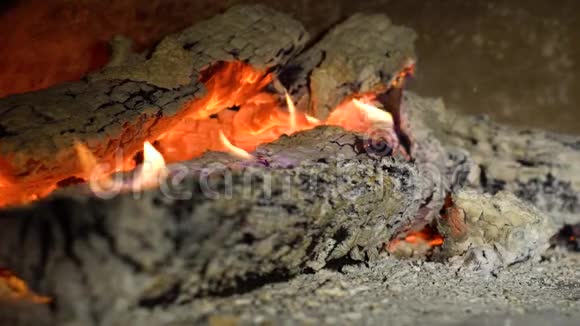 慢速特写中壁炉燃烧的木材视频的预览图