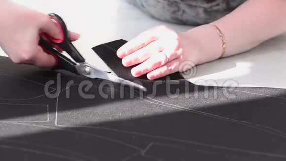 女裁缝剪剪刀时皮肤上有卷曲视频的预览图