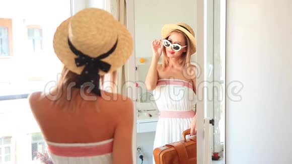 年轻女孩为暑假打扮视频的预览图