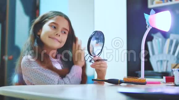 时髦的小姐梳头照镜子一个西班牙裔深肤色的小女孩看上去很羡慕自己视频的预览图
