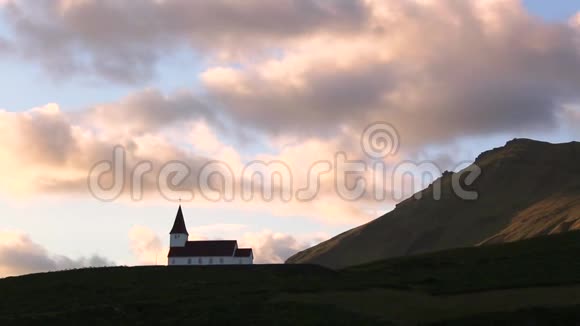 日落时冰岛小教堂顶着天空安德列夫视频的预览图