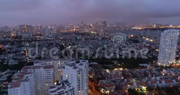 傍晚的城市雨前你可以看到多大的云视频的预览图