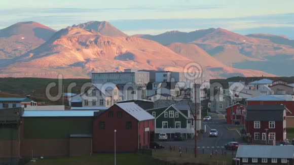 一览冰岛小镇群山环绕安德列夫视频的预览图