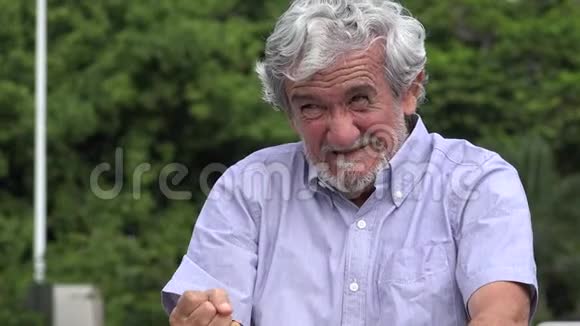 愤怒的西班牙老人视频的预览图