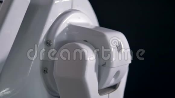机器人肩部和胸部机器人身体在运动中的细节4K视频的预览图
