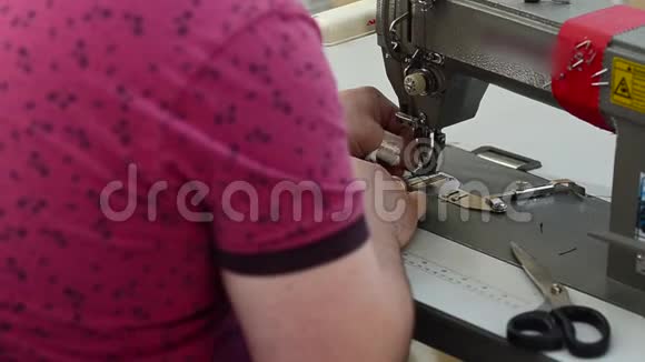女缝纫缝纫机为汽车缝制皮箱视频的预览图