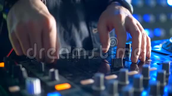 男性手在DJ搅拌机上改变频道视频的预览图