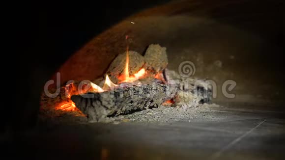 黑暗中燃烧在壁炉里的木头原木视频的预览图