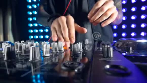 详细介绍了DJ混频器的调整过程视频的预览图