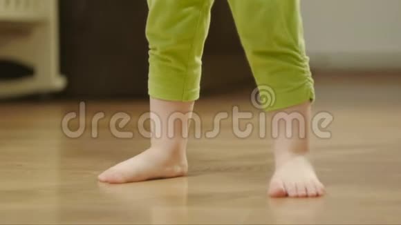 一个小孩在房间里的木地板上跳舞和跺脚的特写镜头视频的预览图