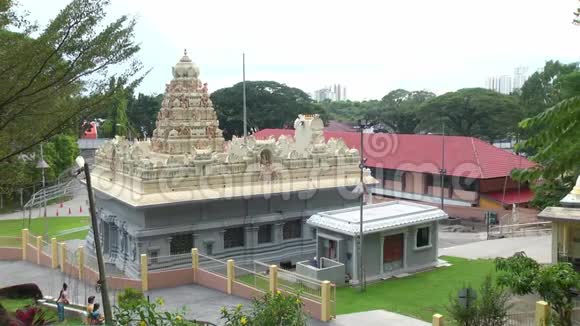 马来西亚传统印度教寺庙顶角印度寺庙自然背景视频的预览图