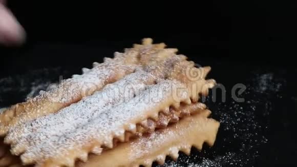 典型的意大利嘉年华糕点撒上糖粉视频的预览图