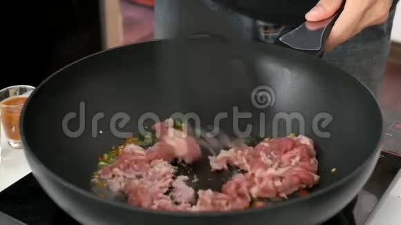 炒制猪肉视频的预览图
