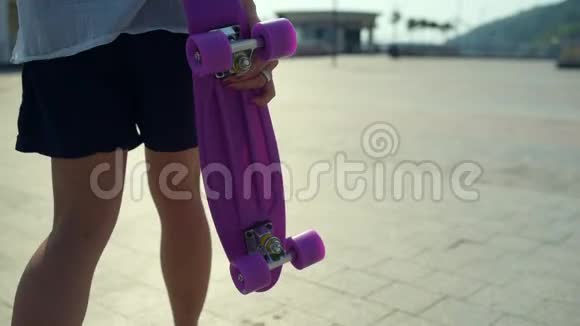 带滑板的漂亮女孩的后景视频的预览图