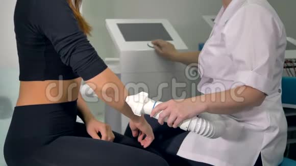 一个病人坐着接受逐渐增强的物理治疗视频的预览图