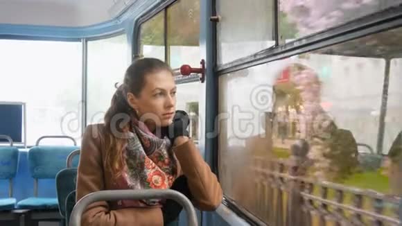 一个眼睛悲伤的漂亮女孩坐在地铁里视频的预览图